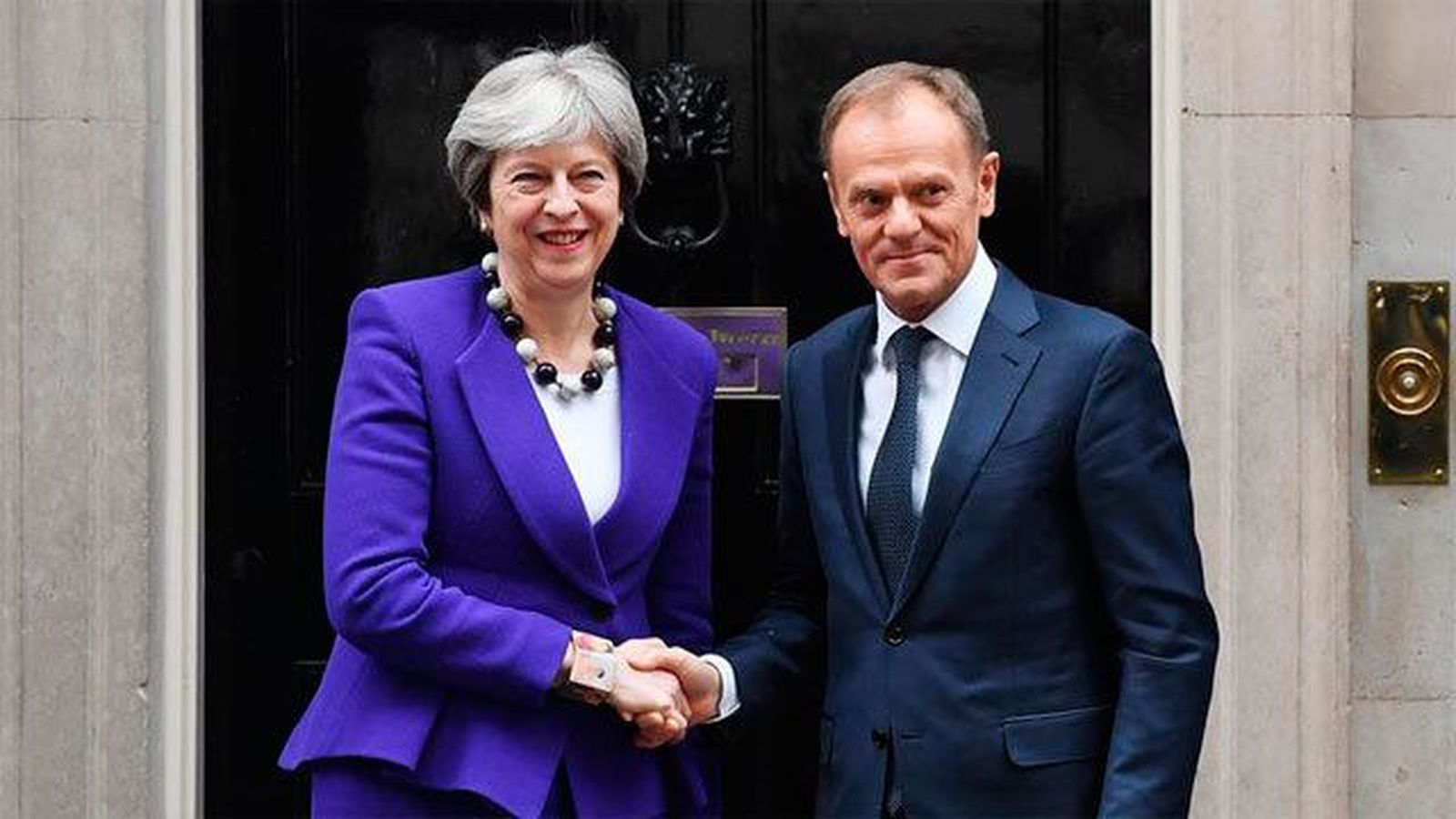 May subraya a Tusk su firme compromiso para evitar una frontera con Irlanda