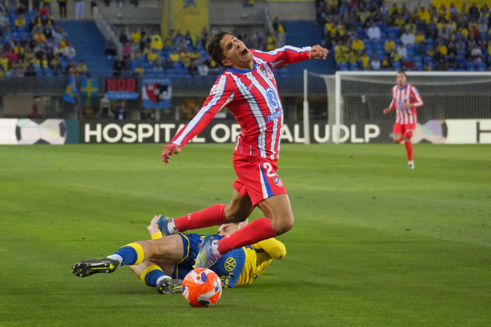 Gio Simeone cae ante un jugador de Las Palmas