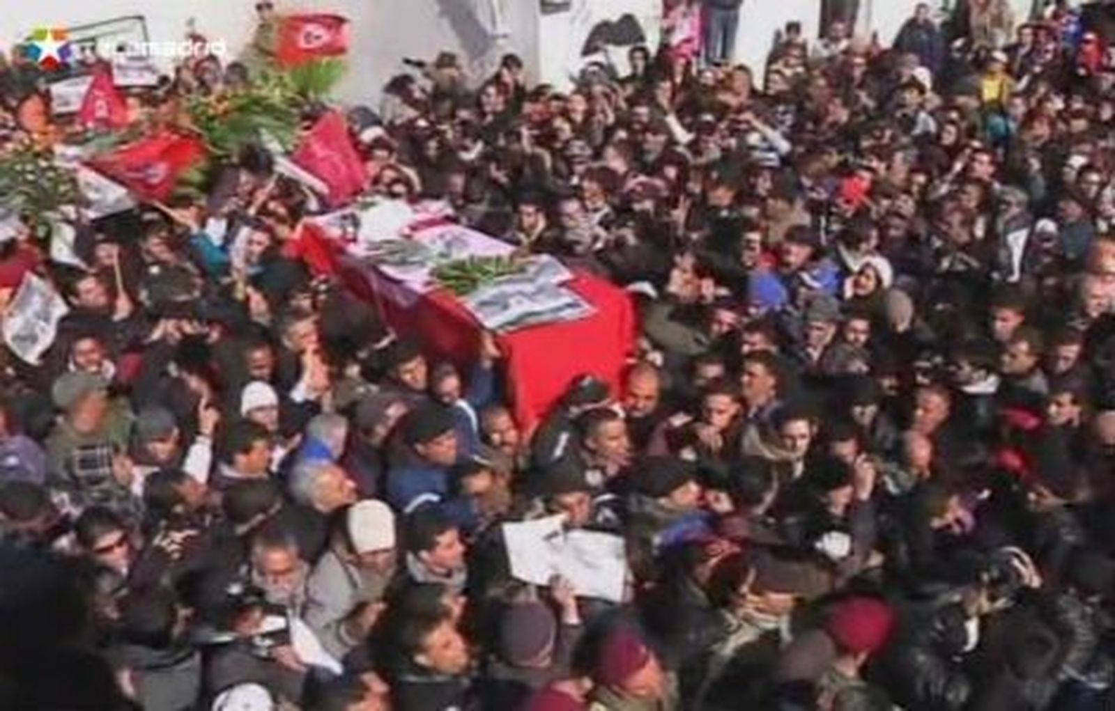 La Policía tunecina lanza gases lacrimógenos en el funeral de Chukri Bel Aid