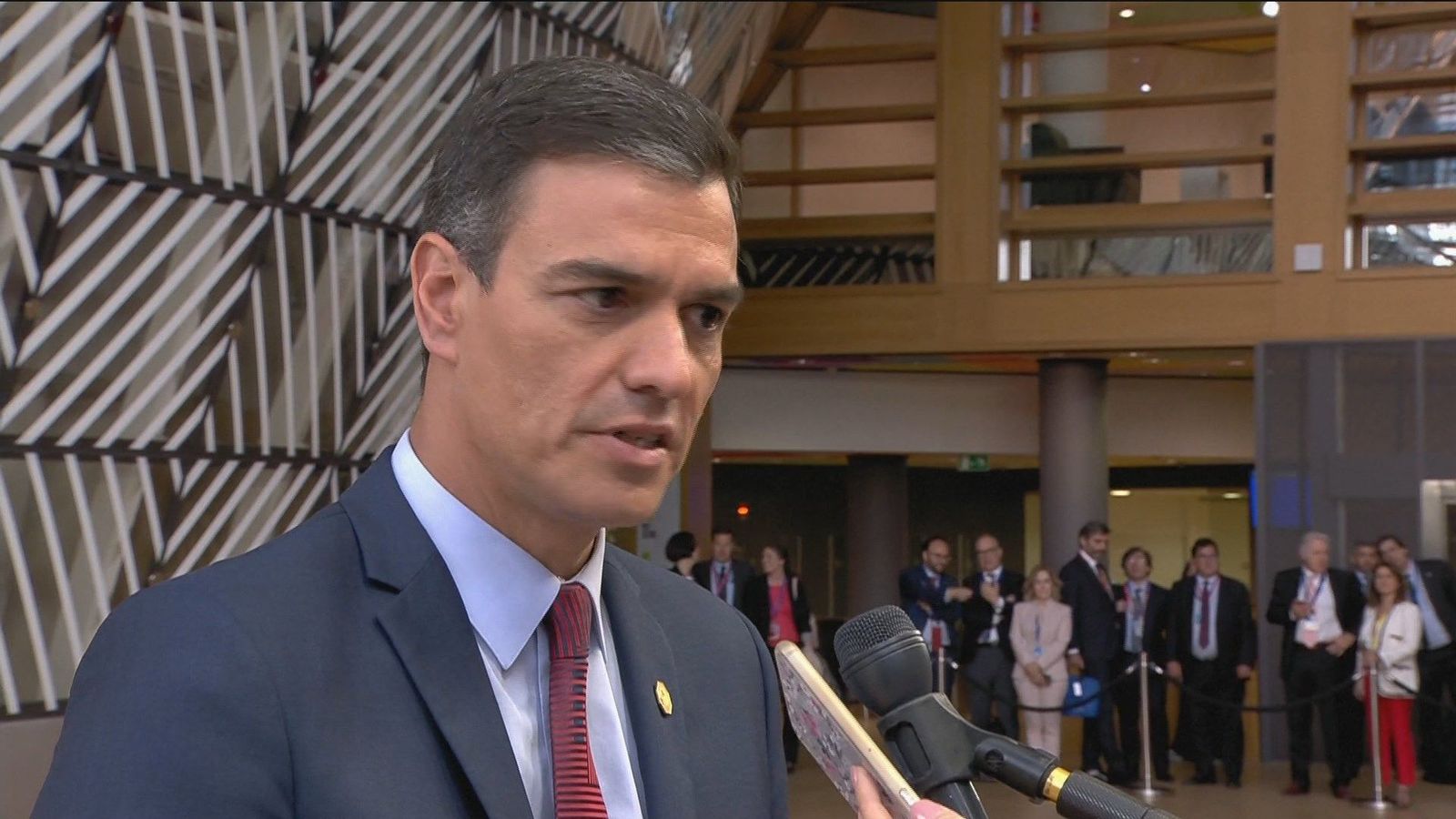 Sánchez aconseja a Rivera e Iglesias reconsiderar sus estrategias tras el 26M