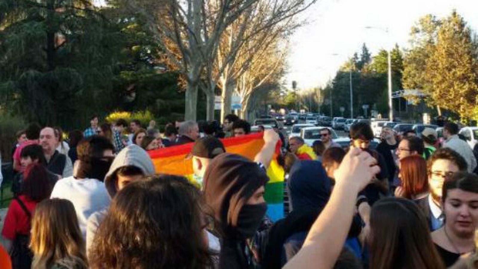 Tensión y gritos en la Complutense tras la llegada del autobús tránsfobo