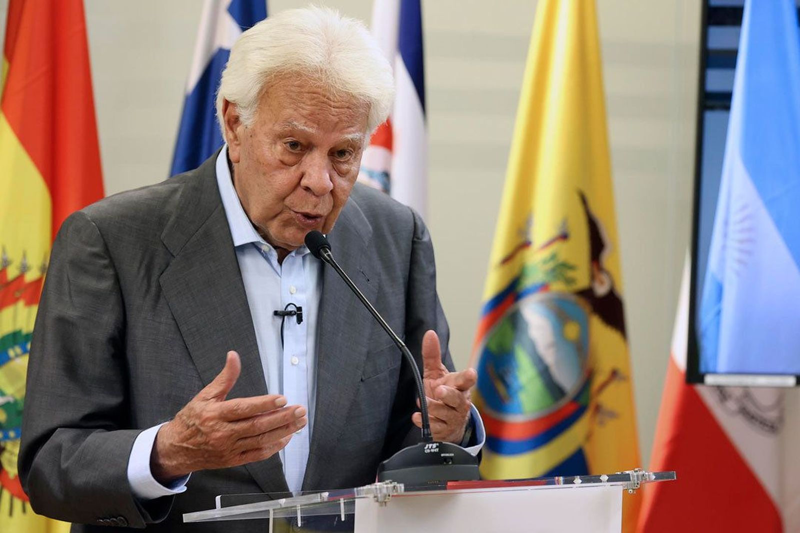 Felipe González califica el auto de imputación de Zapatero de "impresionante" y dice que no lo imagina "en ese papel"
