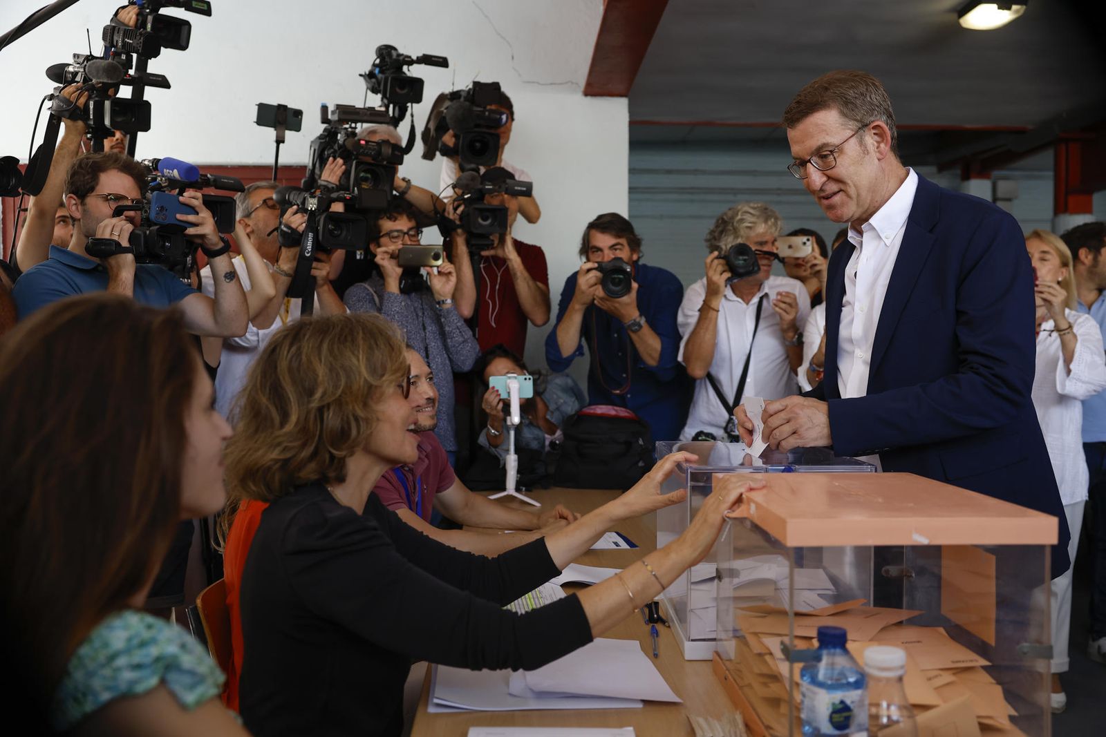 Feijóo vota en el colegio Ramiro de Maeztu de Madrid,