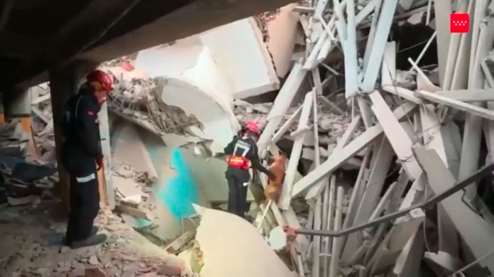 El equipo de emergencias de la Comunidad de Madrid rescata a un anciano y sus dos nietos bajo los escombros en Venezuela