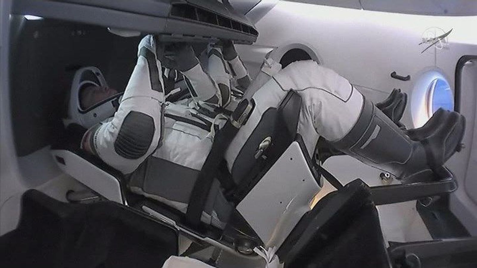 La nave tripulada Dragon Endeavour regresa a la tierra desde la Estación Espacial Internacional