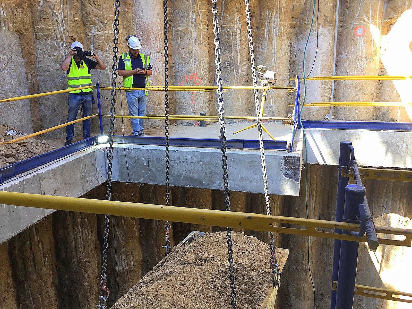 Construcción de uno de los ascensores del metro de Tribunal