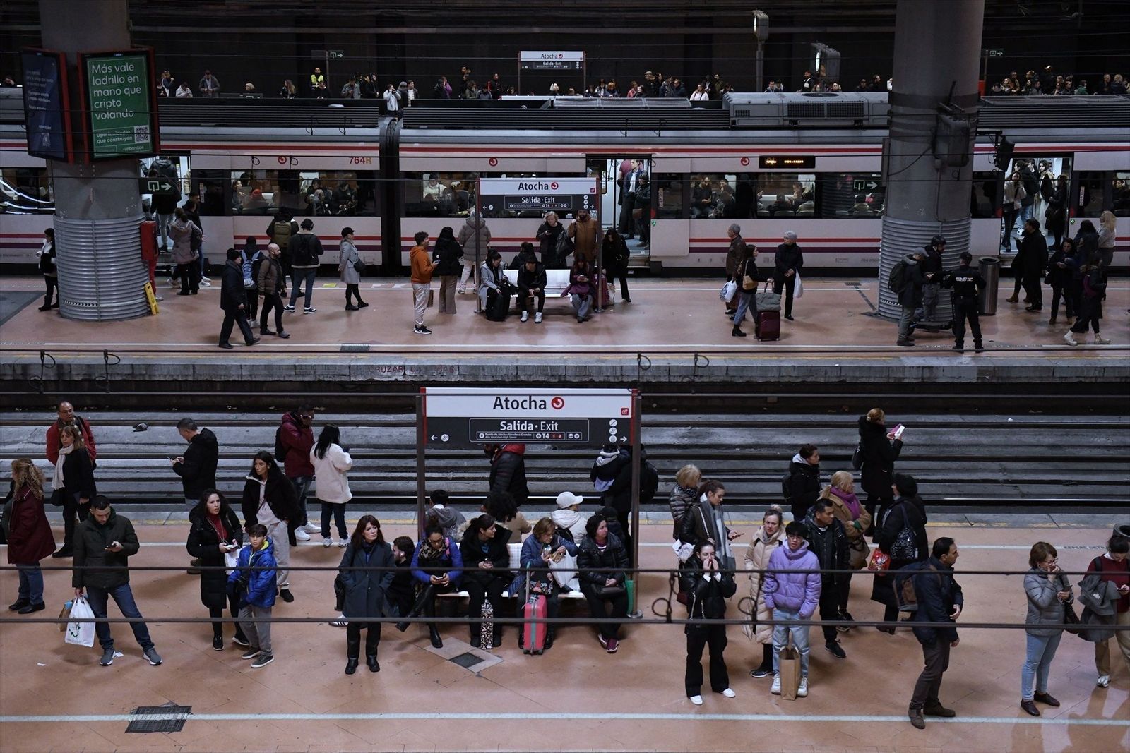 La Comunidad de Madrid pide una reunión urgente a Óscar Puente por el "deterioro" de Cercanías