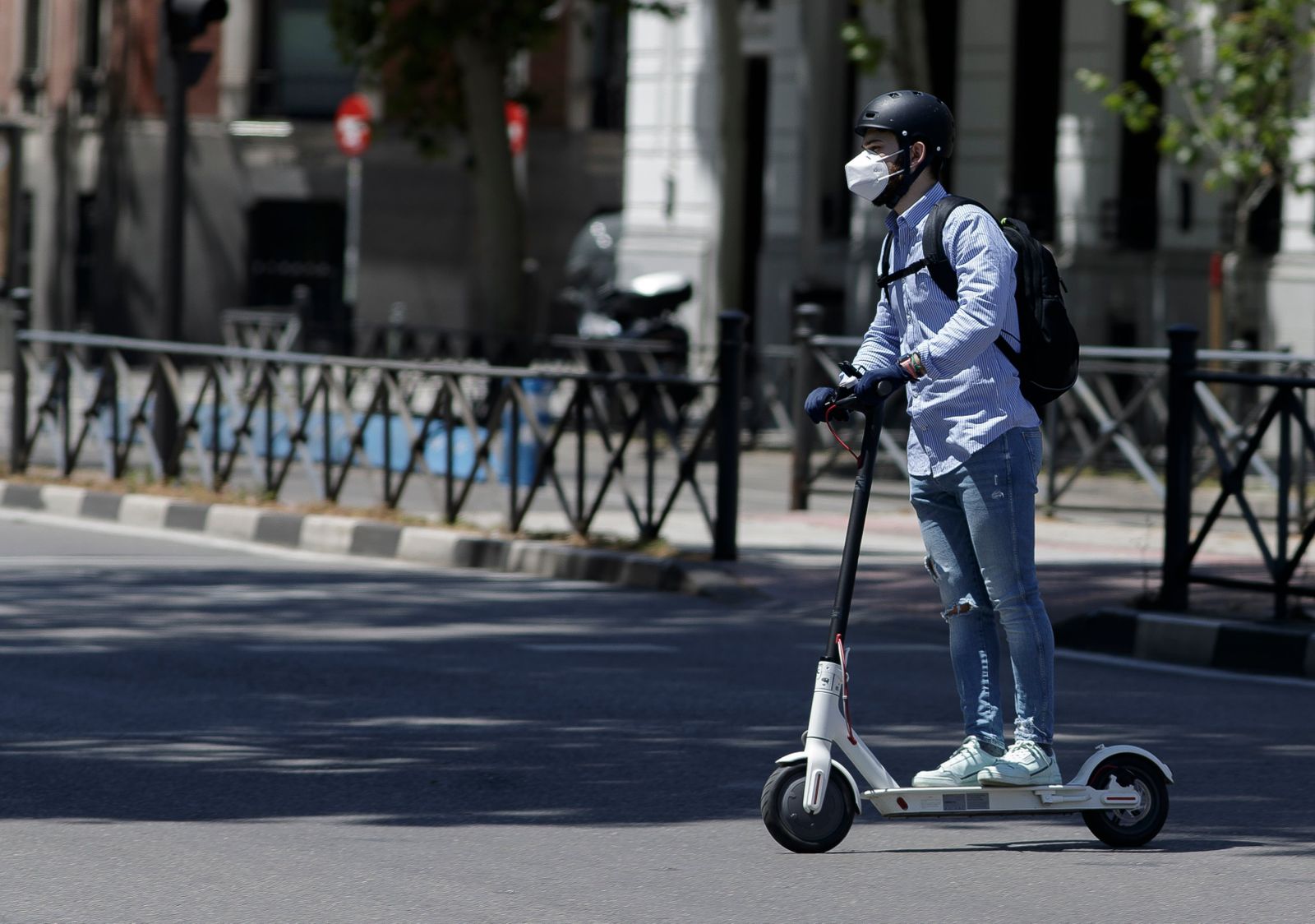 Un joven circula en Madrid con un patinete