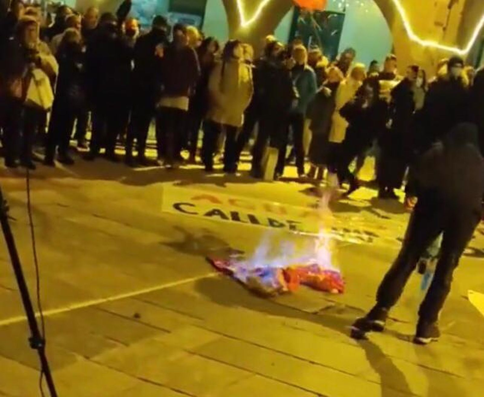 Momento en el que se prende fuego a la bandera de España