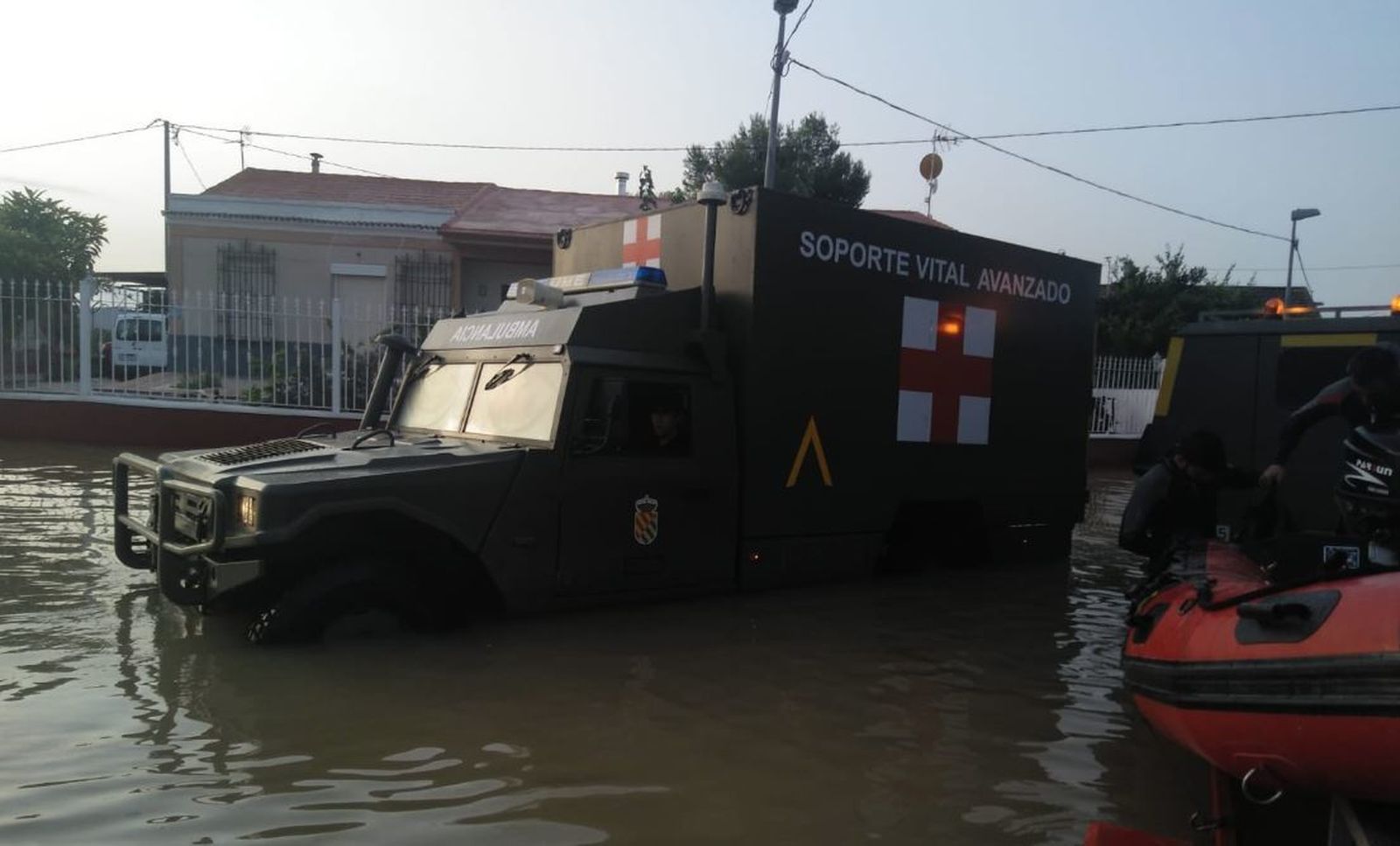 La UME reparte víveres en el sur de Alicante