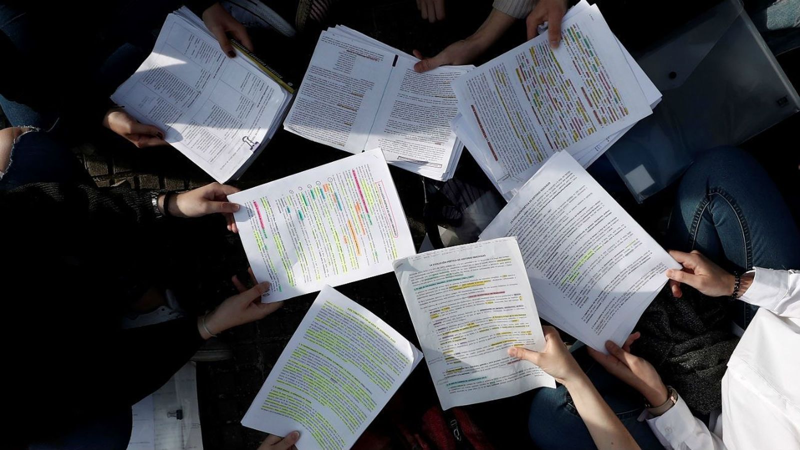 ¿Por qué no dejan de subir las notas de corte para acceder a la universidad?