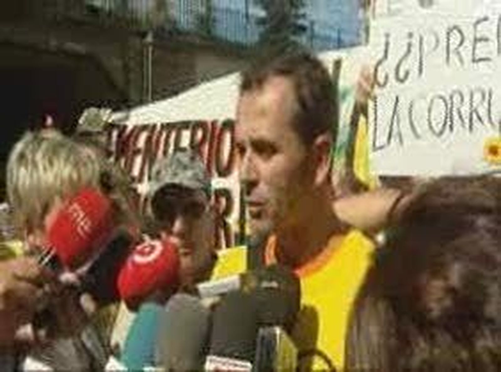 Protestas anticementerio ante Moncloa