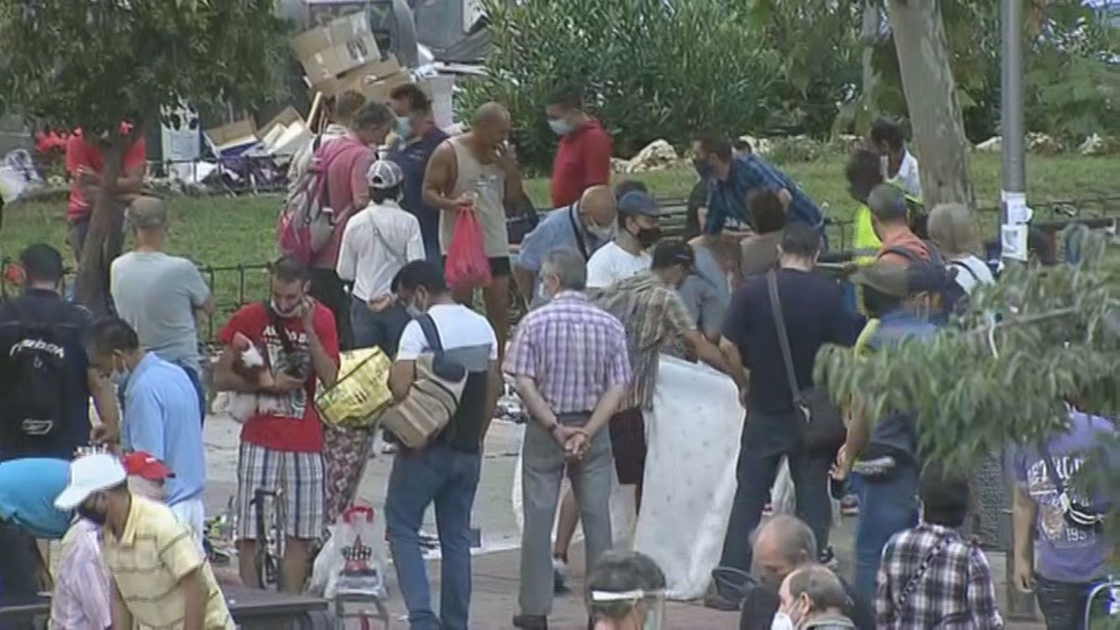 Mercadillo ilegal en Vallecas sin ningún tipo de seguridad contra el coronavirus