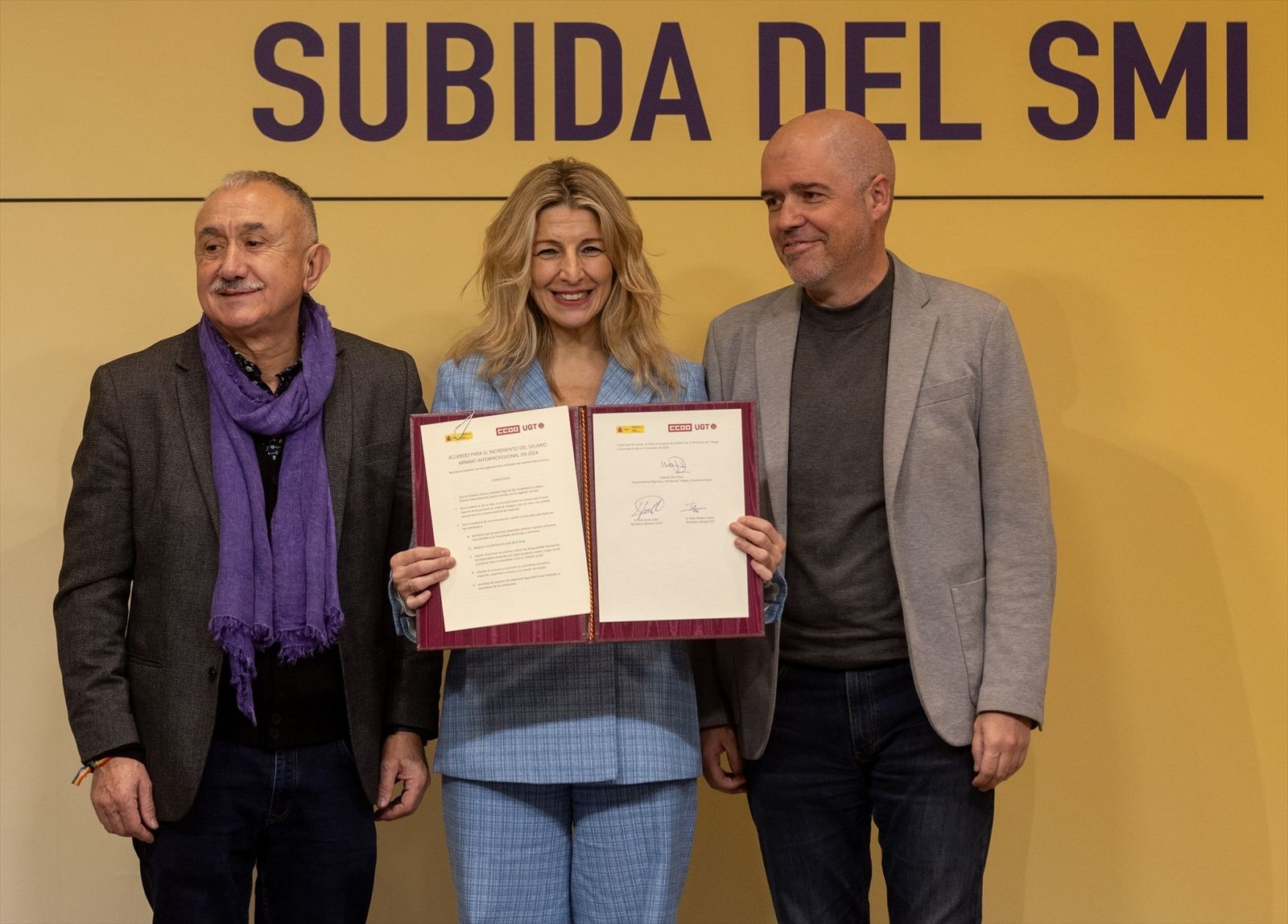 La vicepresidenta segunda del Gobierno y ministra de Trabajo y Economía Social, Yolanda Díaz (d), junto a los secretarios generales de CCOO, Unai Sordo (c), y de UGT, Pepe Álvarez (i), durante la firma del acuerdo para la subida del 5% del Salario Mínimo Interprofesional (SMI)