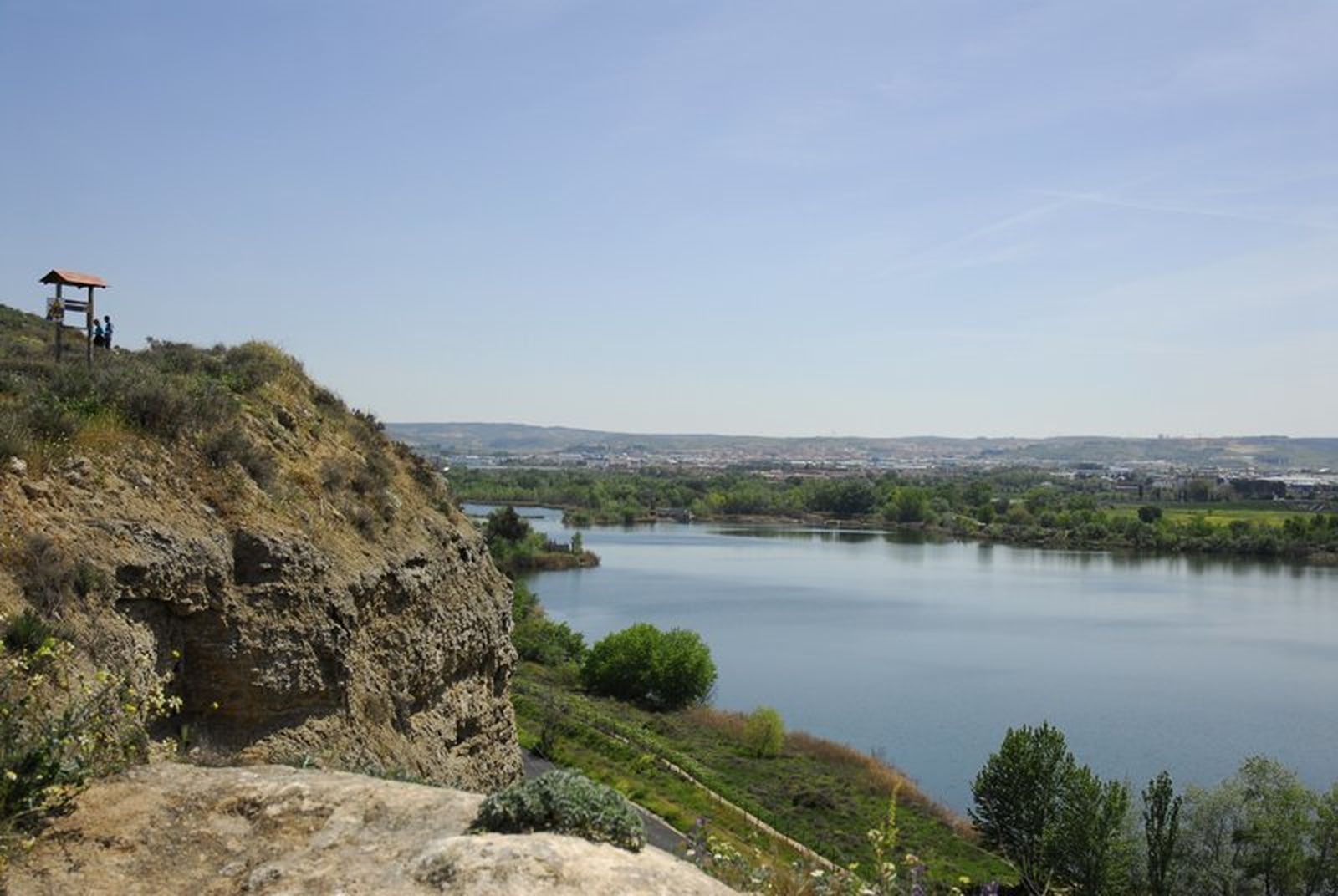 Los cantiles de Rivas Vaciamadrid con la laguna a los pies