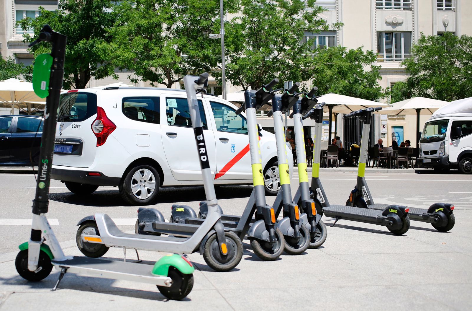 Varios patinetes estacionados en una calle céntrica de Madrid