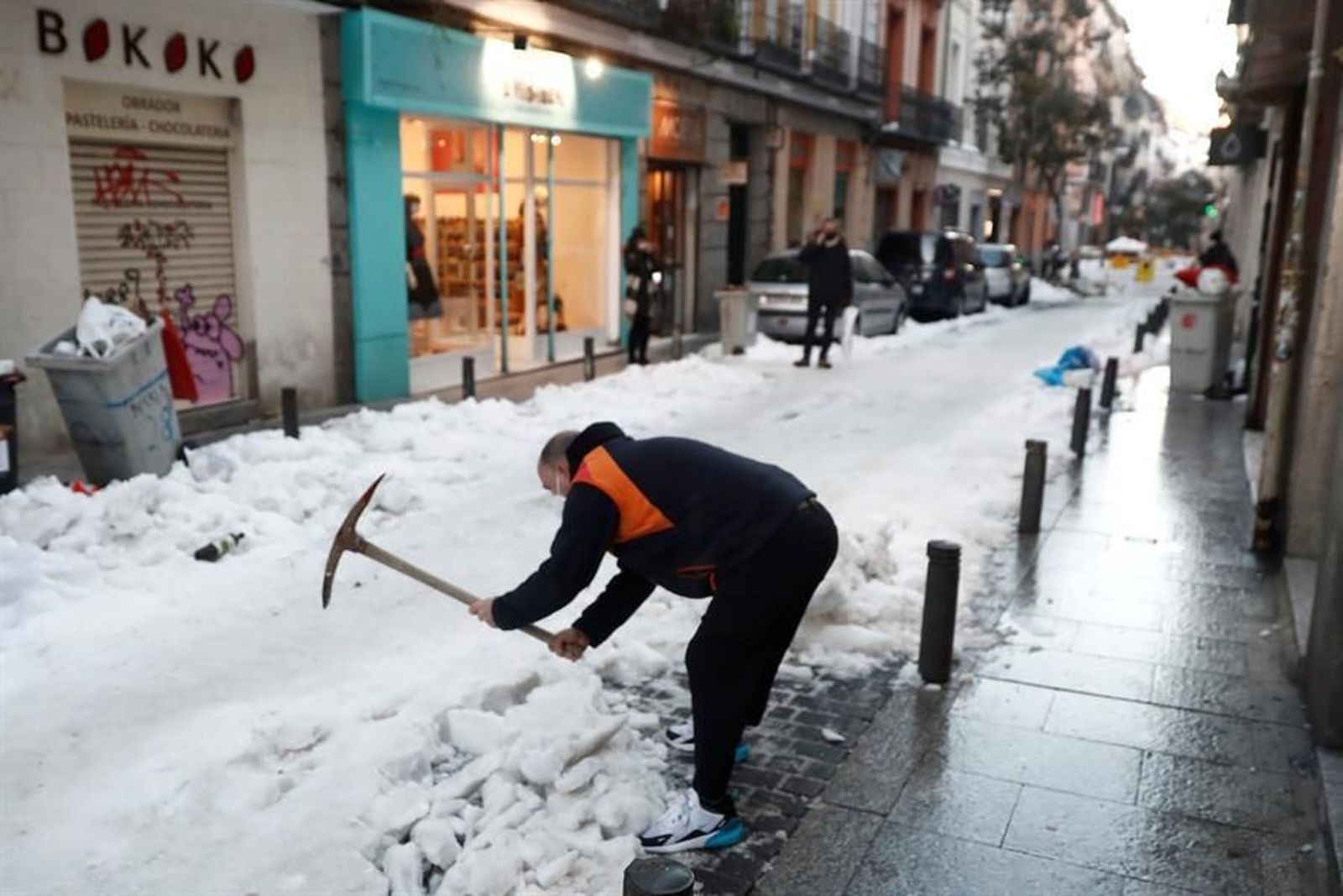 Madrid tiene despejadas de nieve 1.343 de sus 9.000 calles y 430 kilómetros peatonales