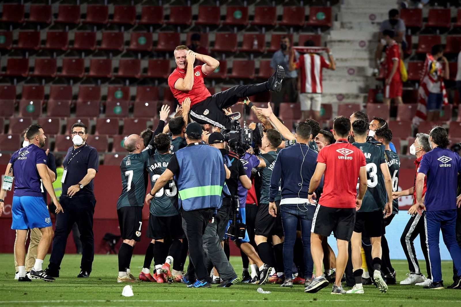 Vallecas celebra el ascenso del Rayo a Primera