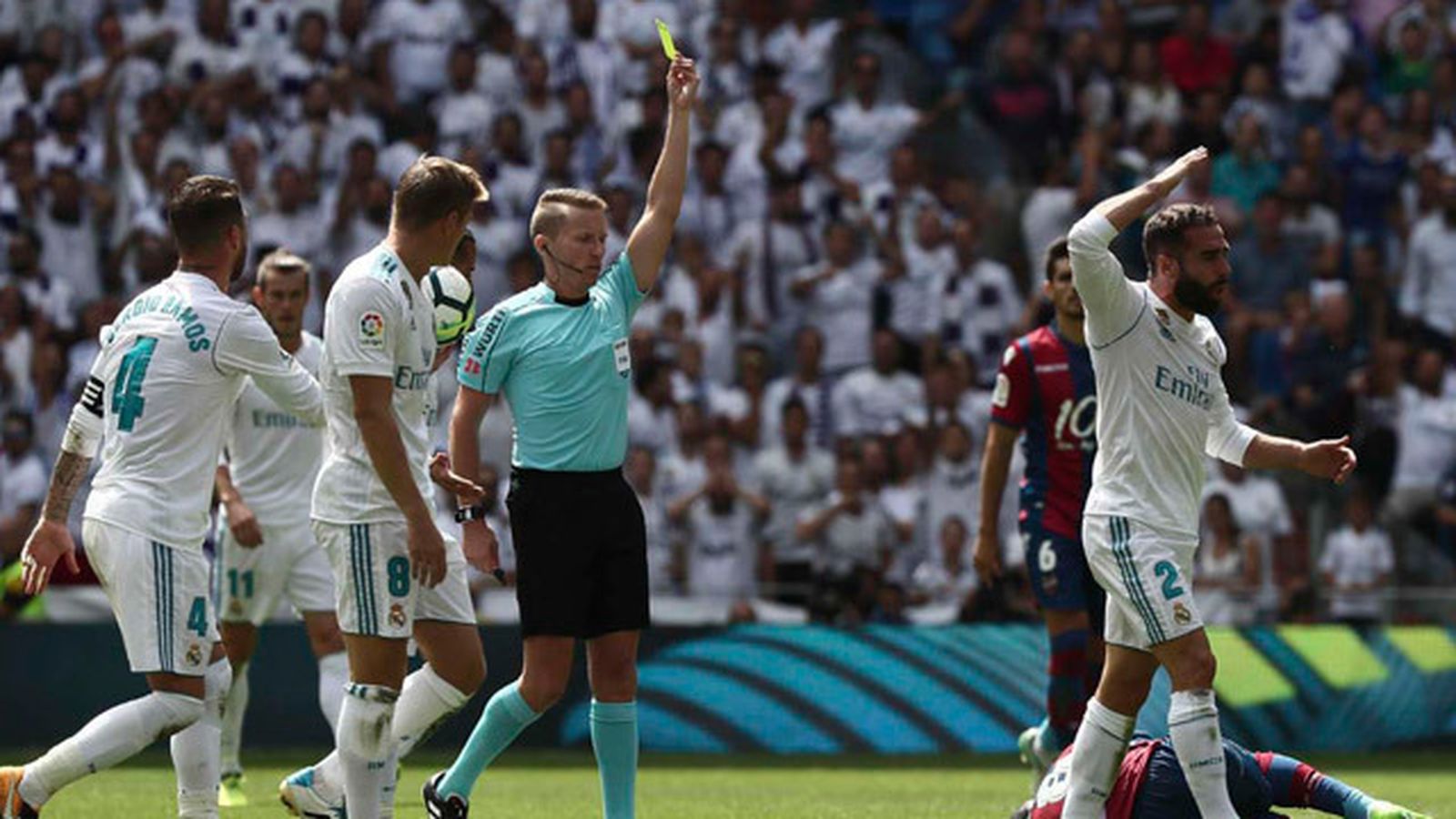 El árbitro Alejandro Hernández Hernández saca tarjeta amarilla a Daniel Carvajal