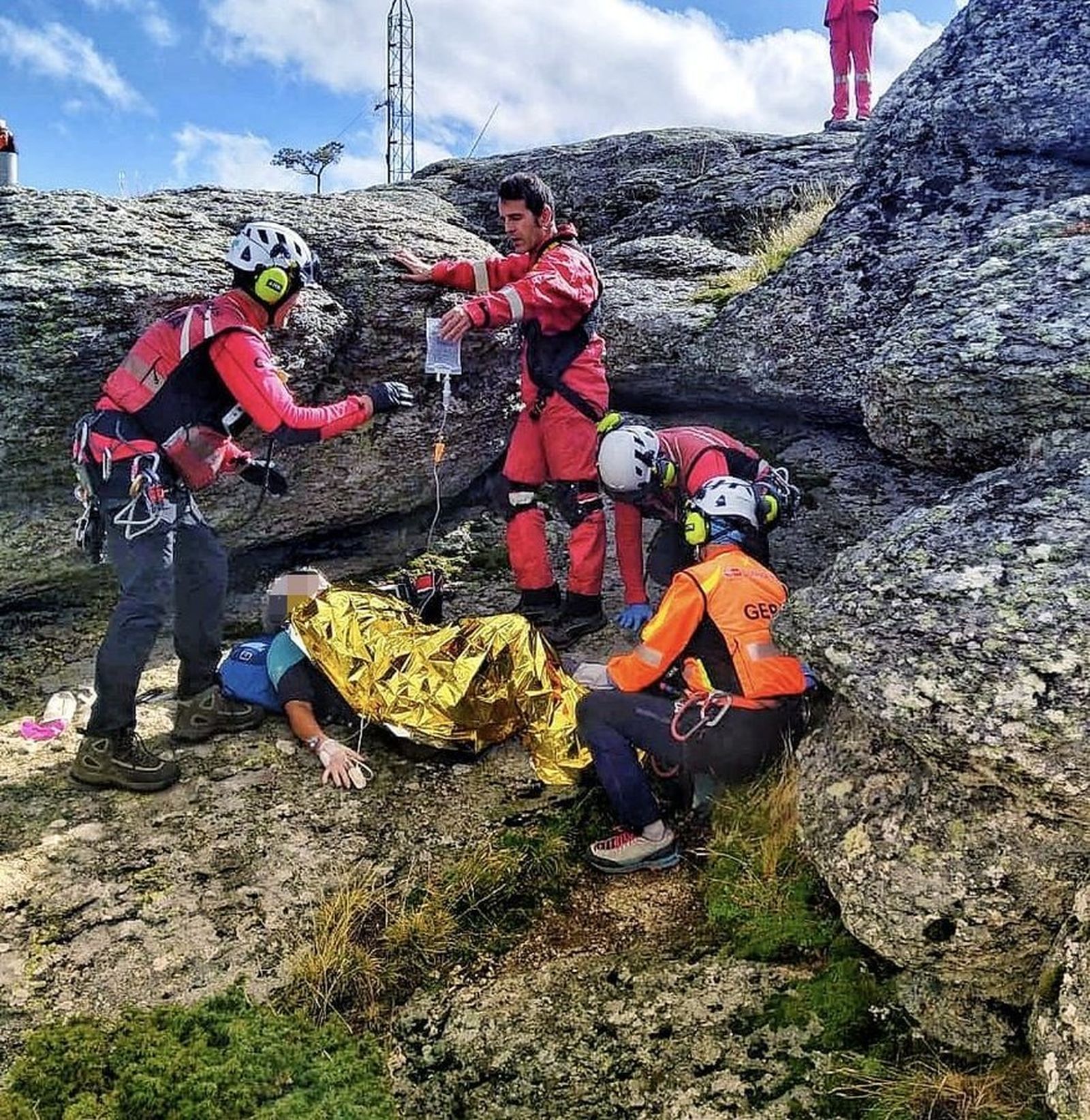 Bomberos del GERA y técnico del SUMMA112 en el rescate de una mujer accidentada en Rascafría