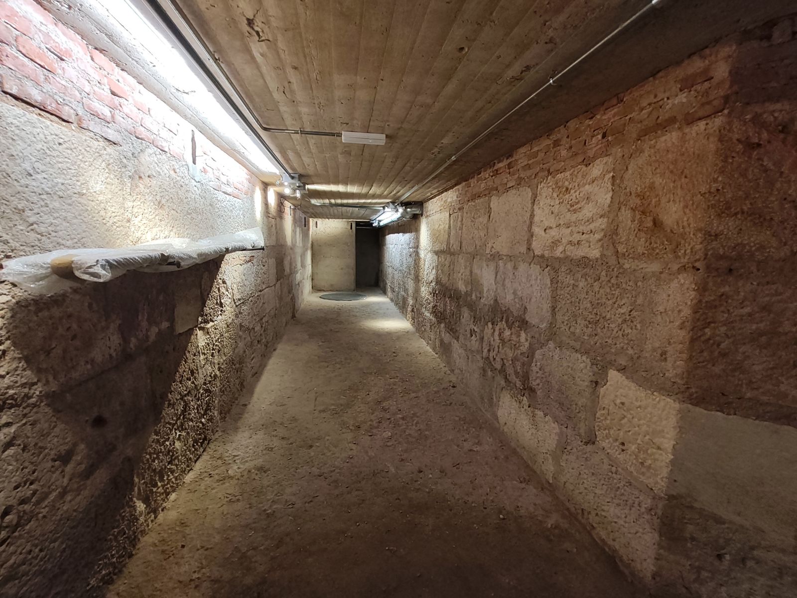 Interior del refugio antiaéreo de la Plaza de Cervantes, en Alcalá de Henares