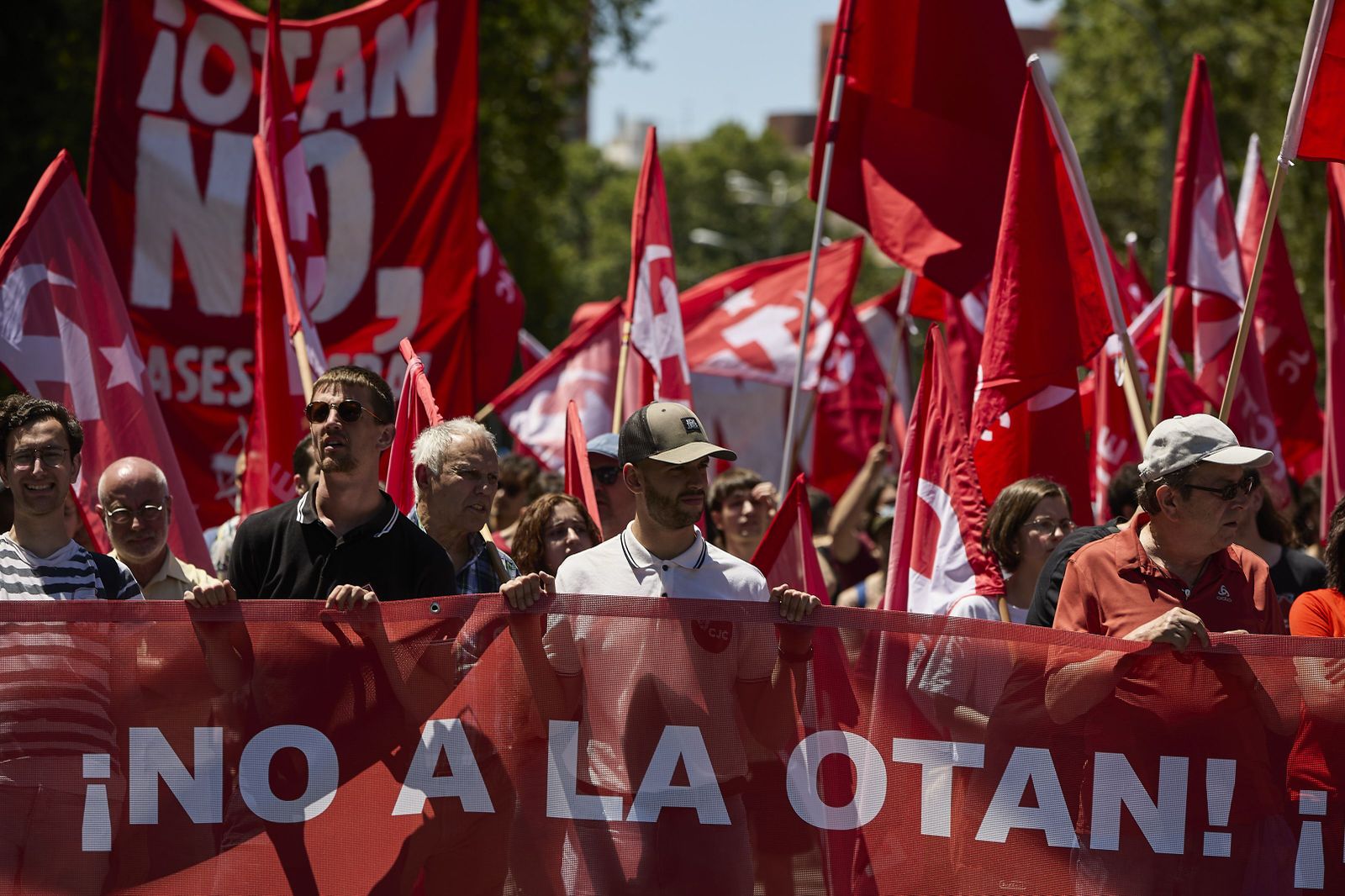 La plataforma 'OTAN No' marcha para pedir la disolución de la Alianza Atlántica