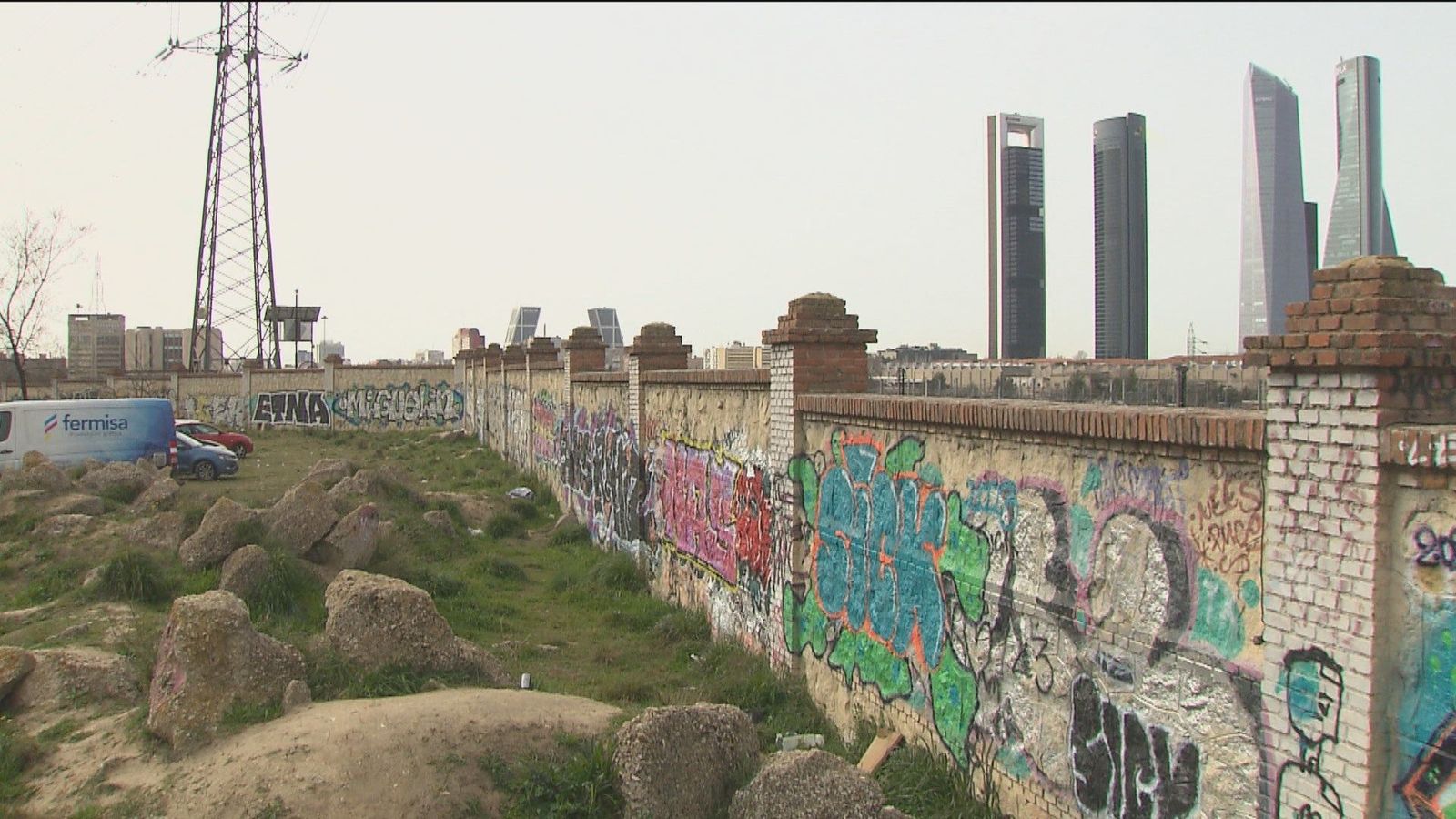 La peligrosa moda de subirse a un muro de Chamartín para ver el atardecer