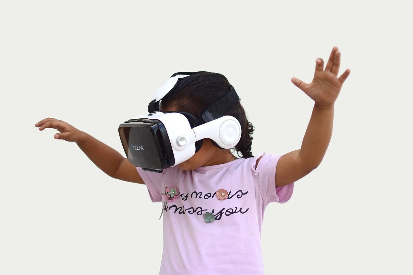 Una niña con unas gafas de realidad virtual