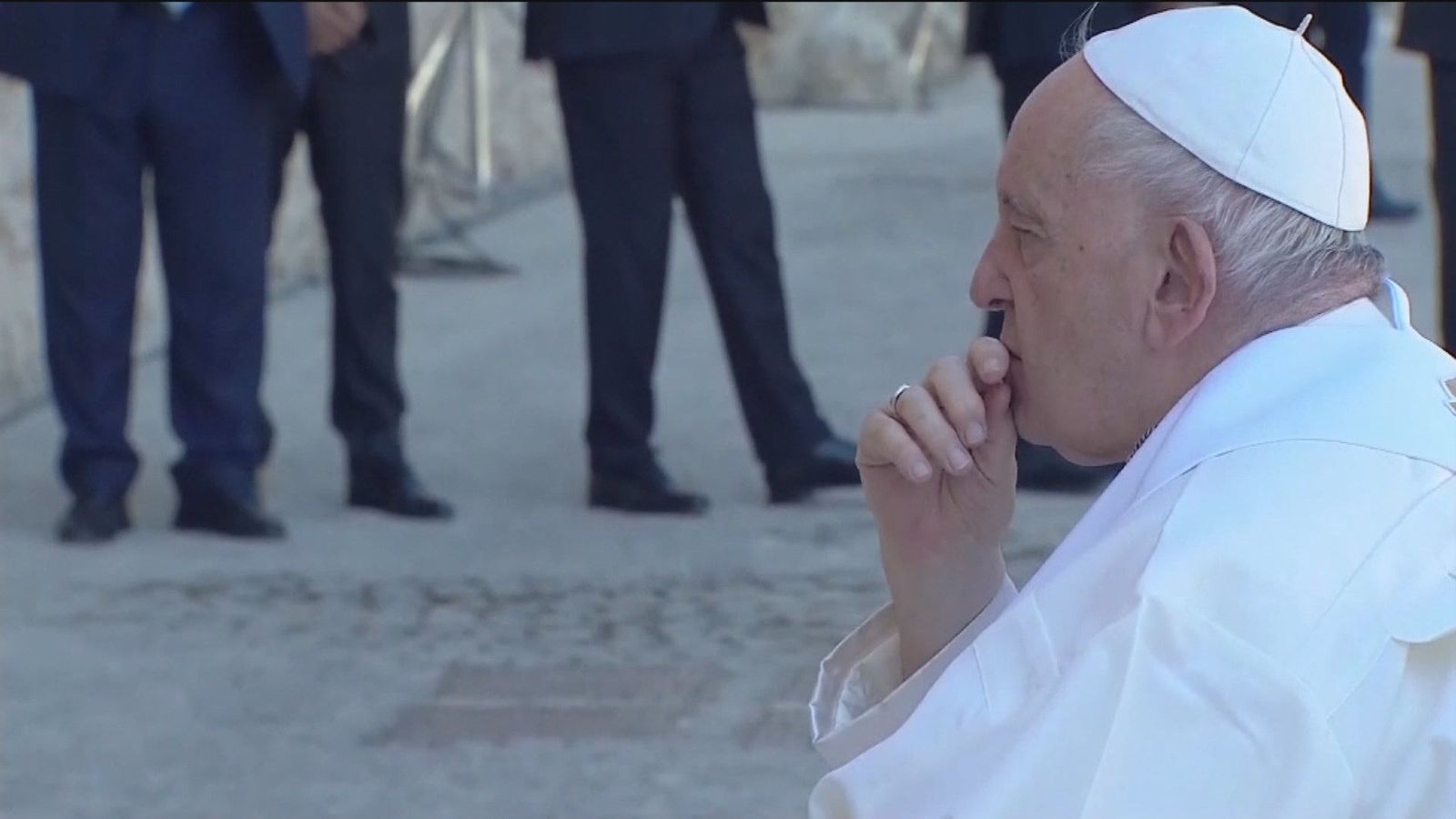 El papa Francisco aviva los rumores sobre su renuncia al reunirse con cerca de 200 cardenales