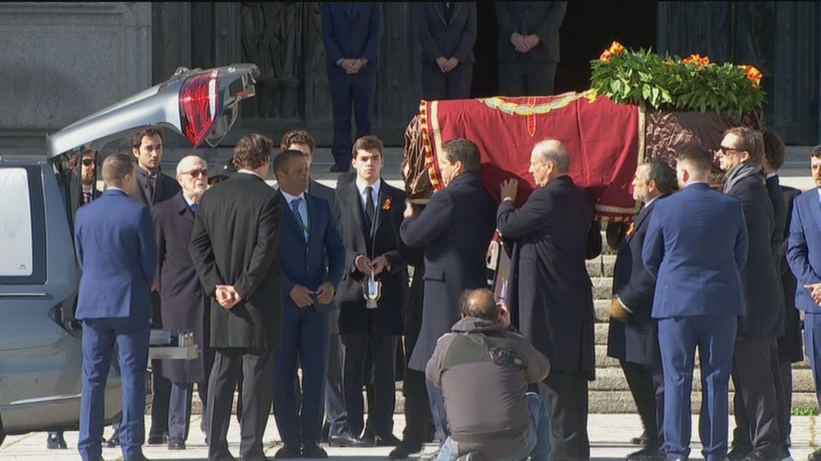 Familiares de Franco introducen el féretro del dictador en el coche fúnebre para su traslado al cementerio de El Pardo-Mingorrubio