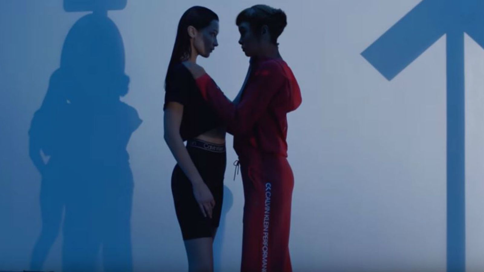 Polémica campaña protagonizadA por Bella Hadid y la ‘influencer’ y top virtual Lil Miquela