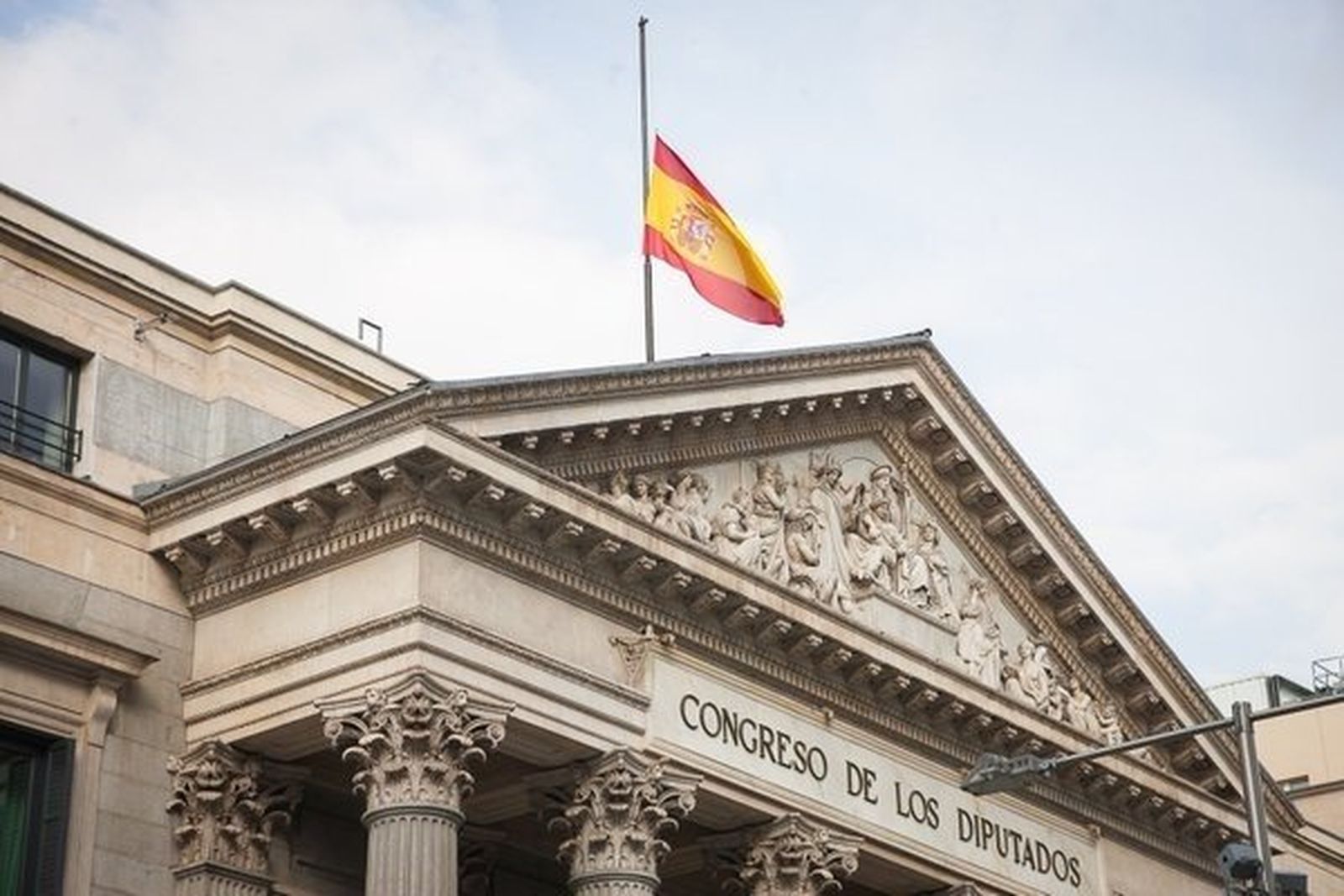 Bandera a media asta en el edificio del Congreso de los Diputados