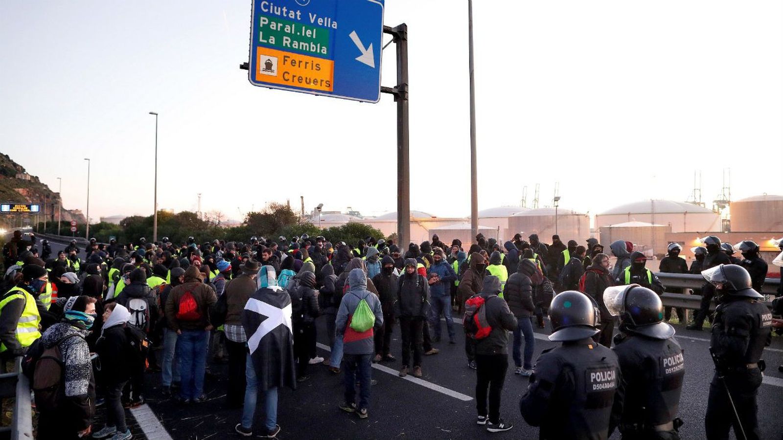 Cortan 23 carreteras en Cataluña y empiezan los problemas en el centro de Barcelona