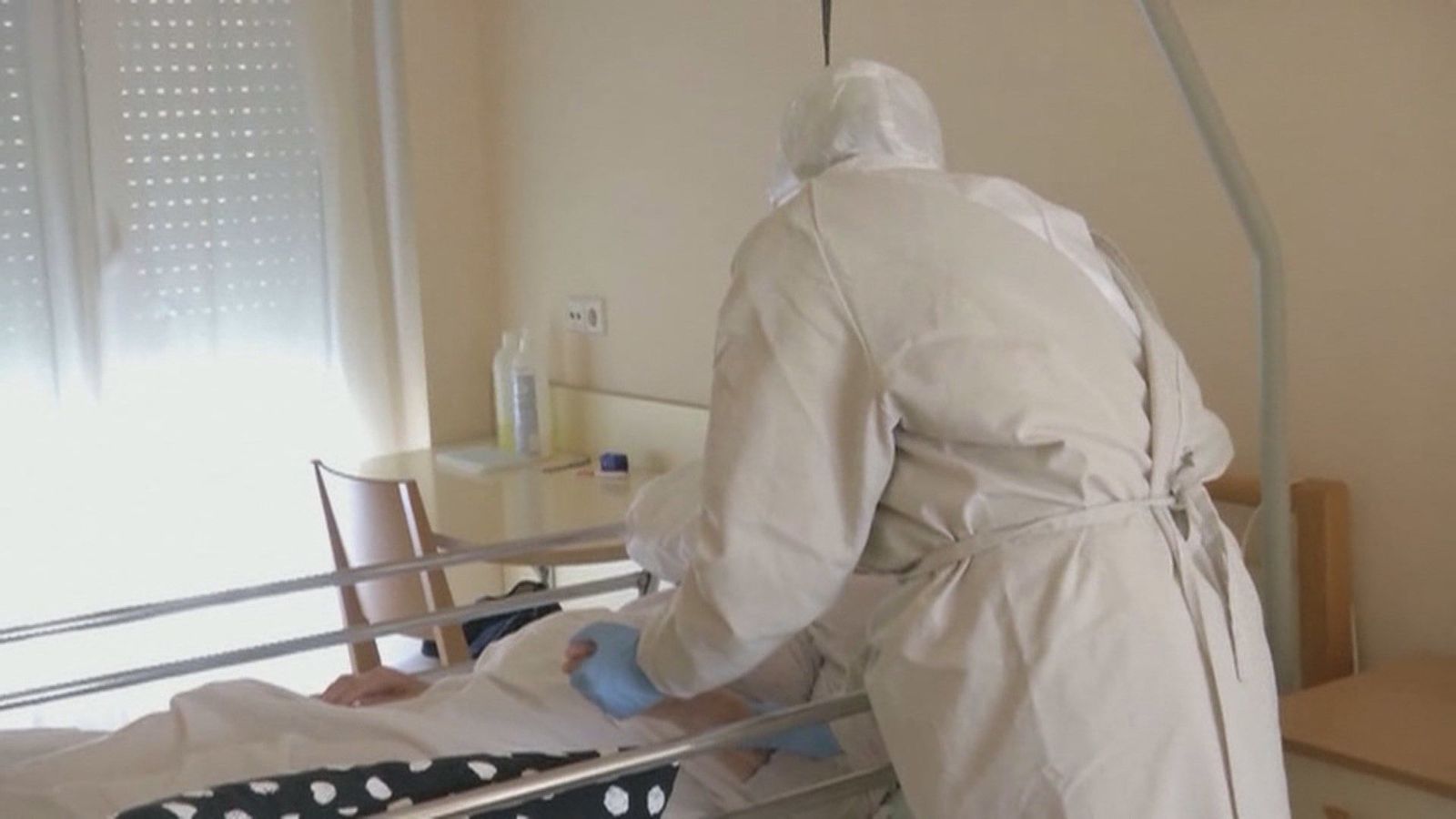 Un juzgado abre una segunda causa contra tres excargos madrileños por los protocolos Covid en las residencias