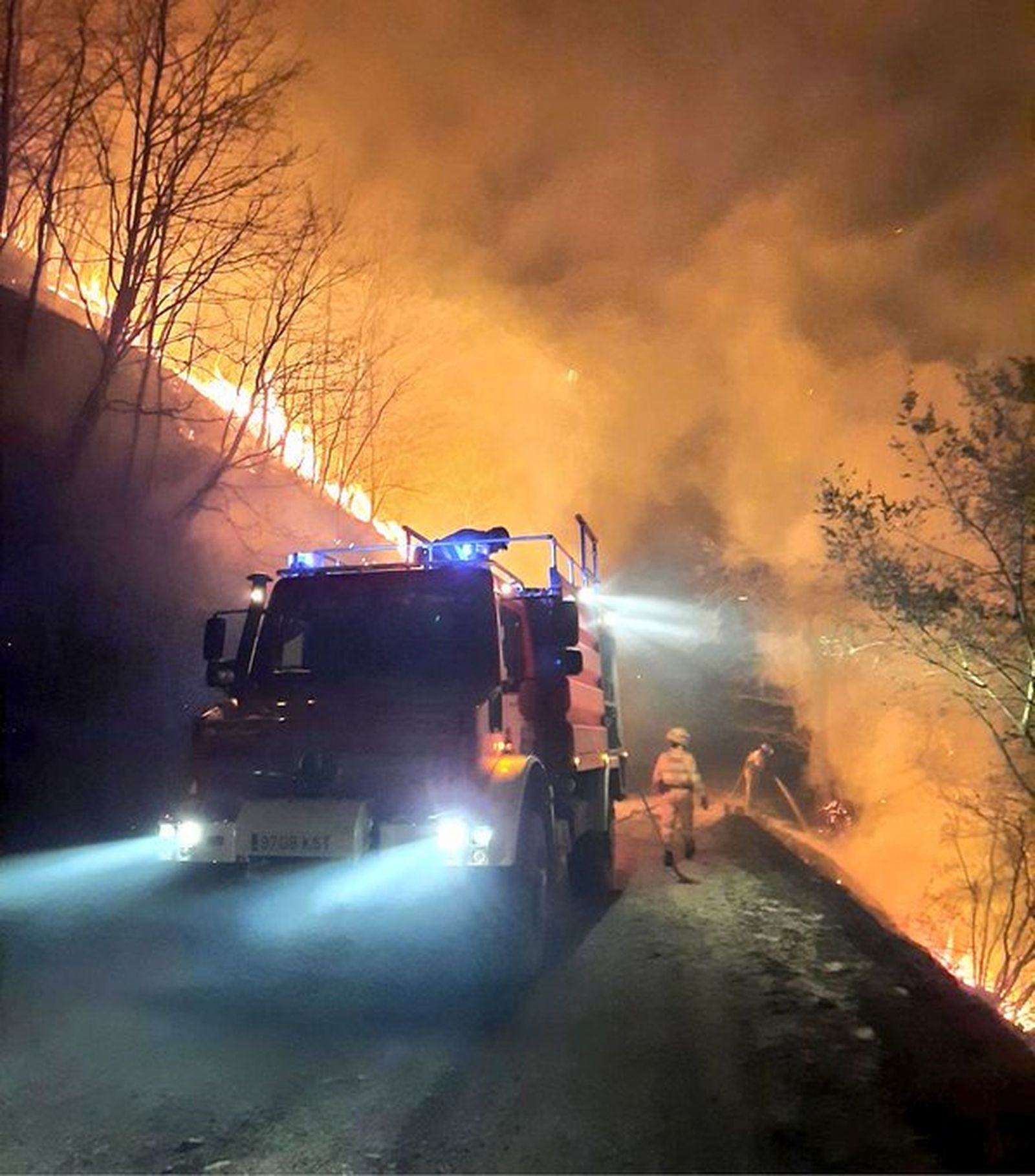 Bomberos de Cantabria en un incendio forestal
