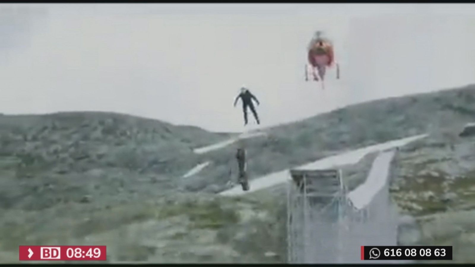 Se tira en moto por una montaña con 60 años... pero, tranquilos, que es Tom Cruise