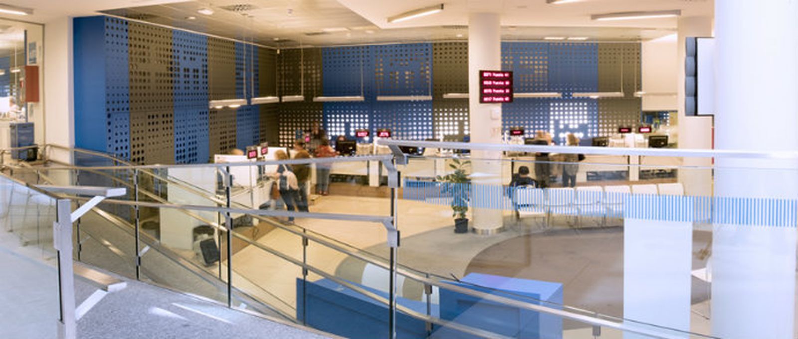 Interior de una oficina de atención del Ayuntamiento de Madrid