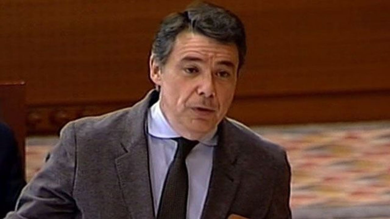 González esgrime el empleo frente a los reproches del PSOE sobre desigualdad