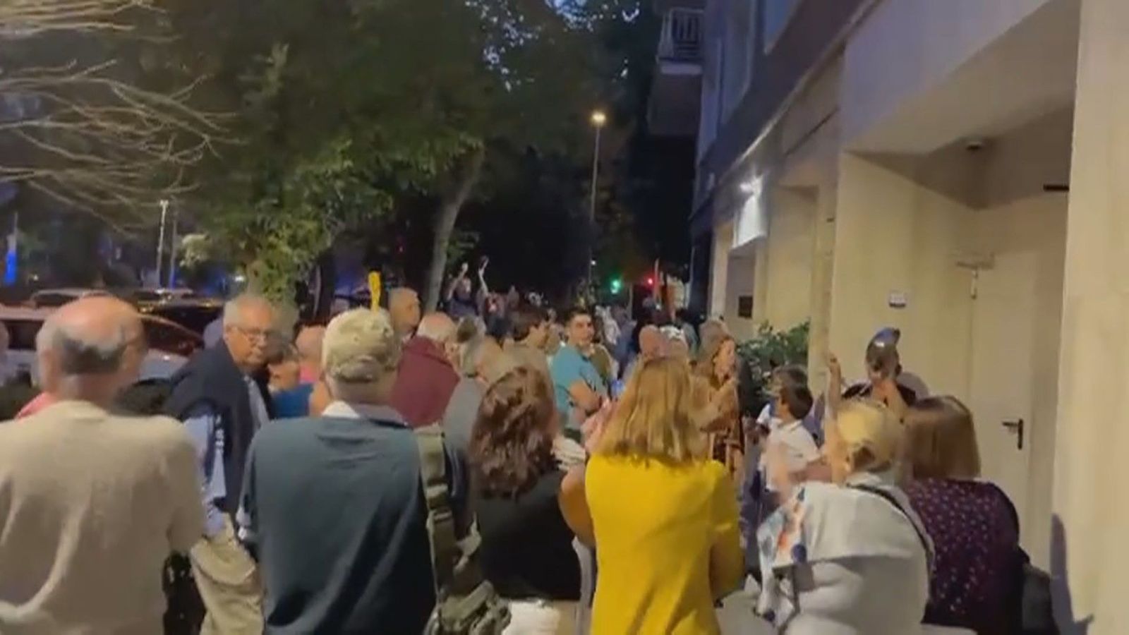 Cacerolada contra el hostal ilegal del Parque de las Avenidas : "No entendemos que siga abierto sin licencia"