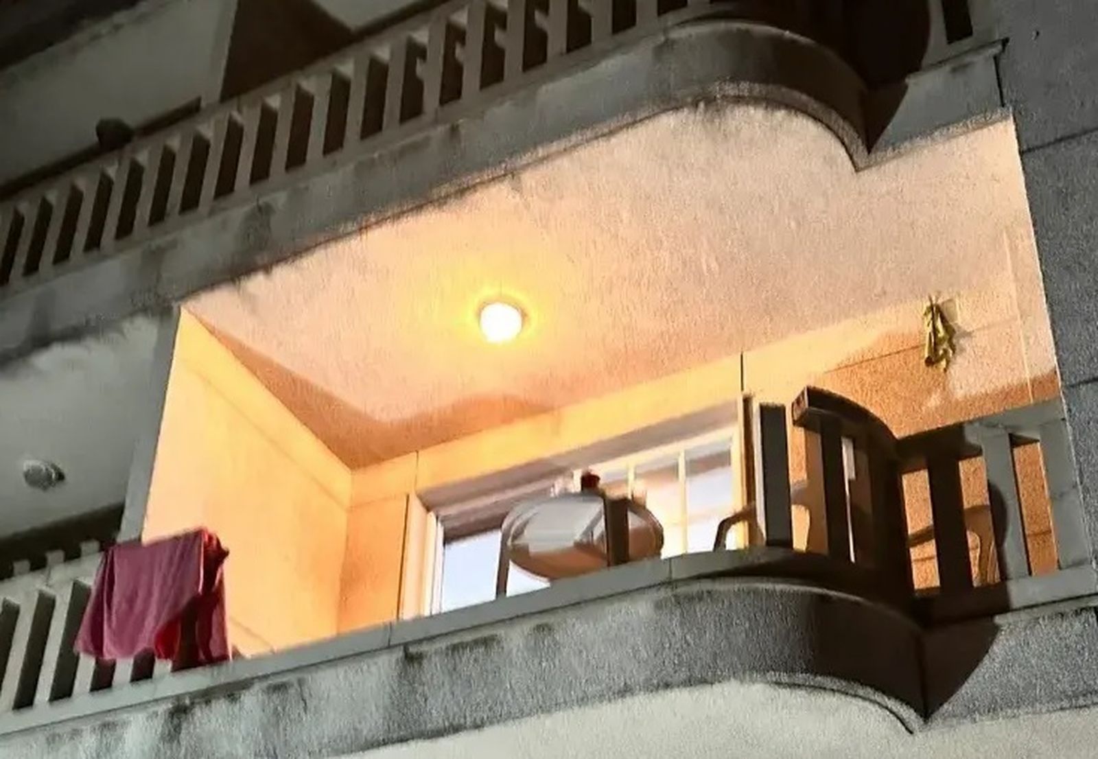 El balcón del que cayeron cuatro jóvenes en Sanxenxo