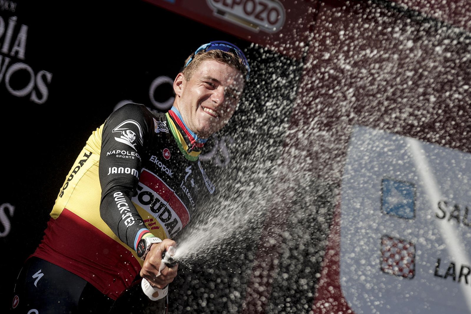 Golpe de orgullo de Evenepoel en Larra-Belagua y Kuss luce la roja