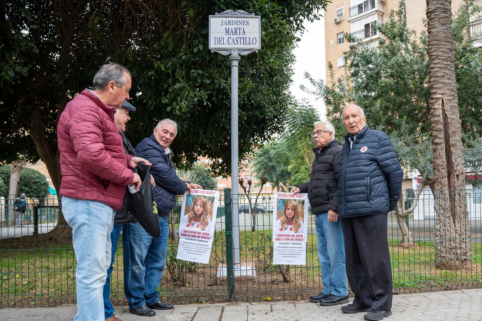 El abuelo de Marta del Castillo en la pegada de carteles por el acto de los 15 años del crimen