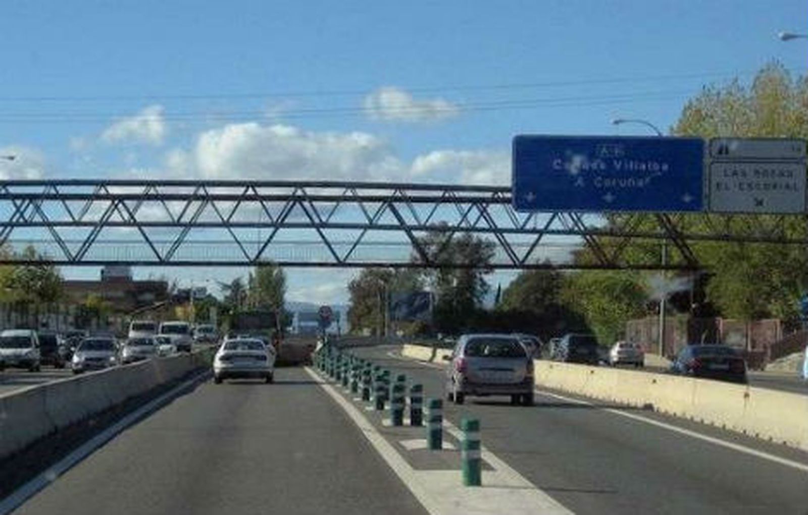 Quince heridos, todos leves, al impactar un autobús con dos coches en BUS-VAO