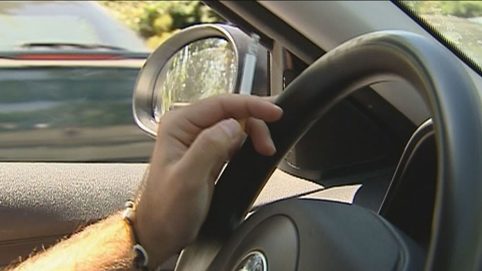 Un conductor fuma al volante