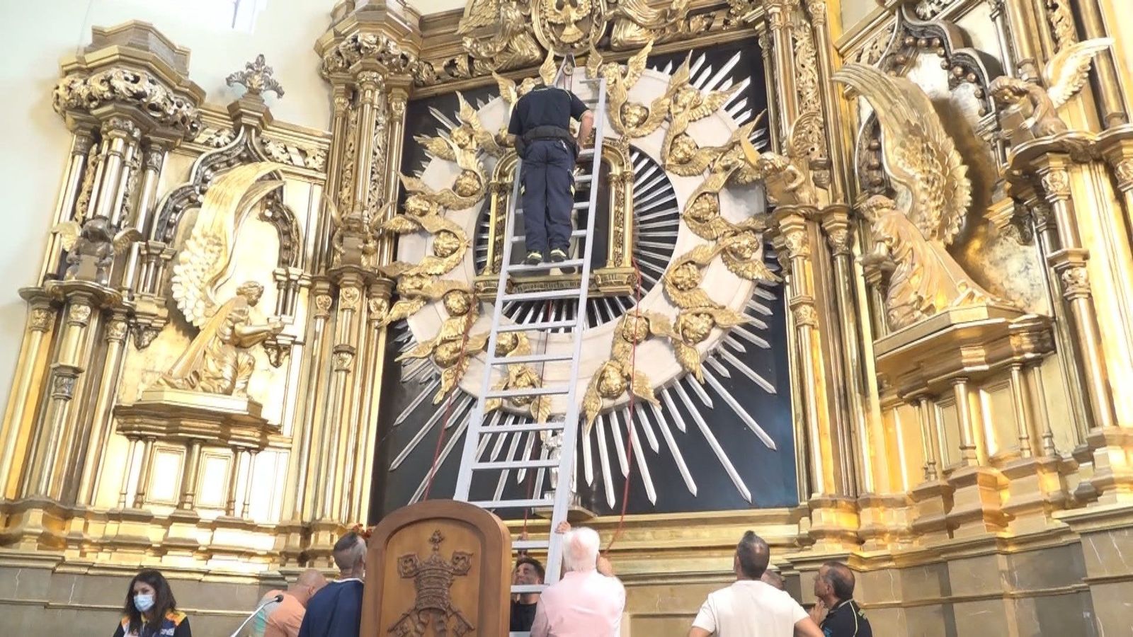 Los bomberos ensayan el descenso de la Virgen de la Paloma para la tradicional procesión