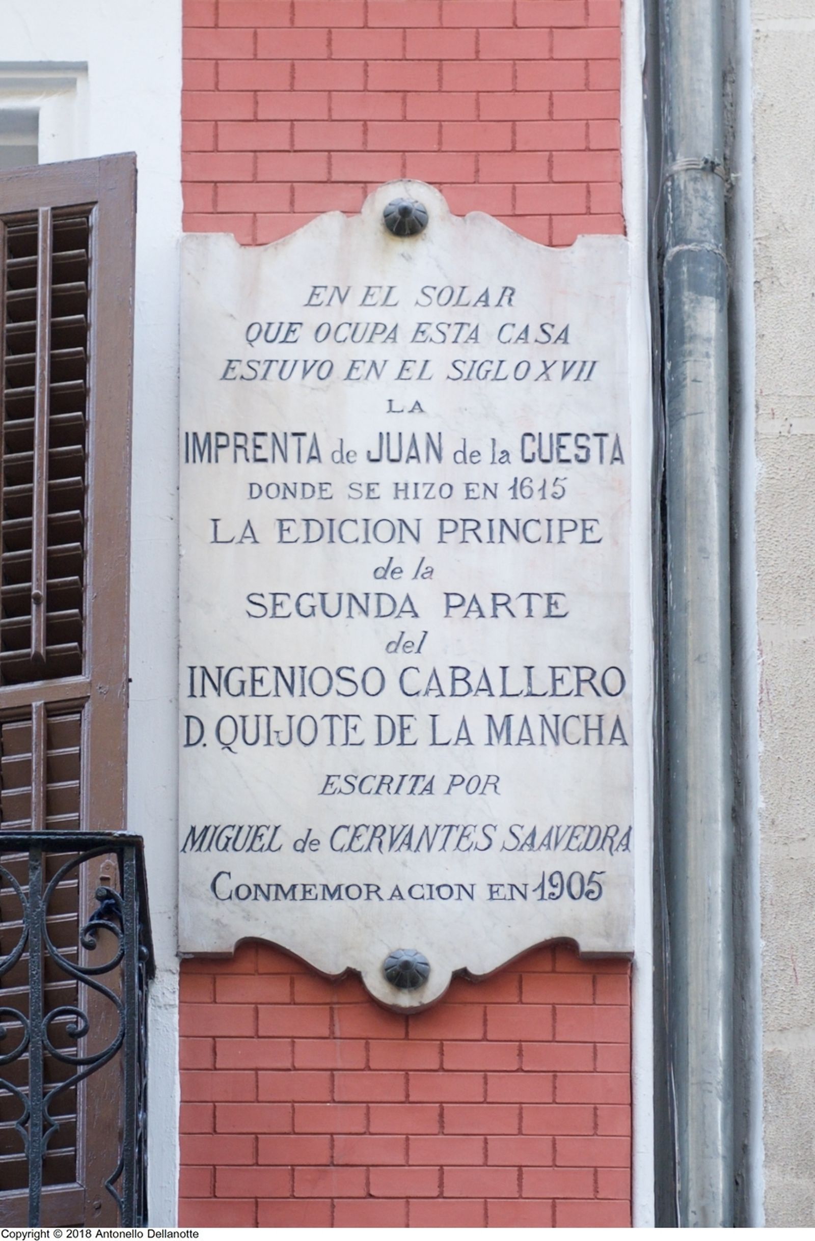 Placa en el lugar donde se imprimió en Madrid la segunda parte de El Quijote