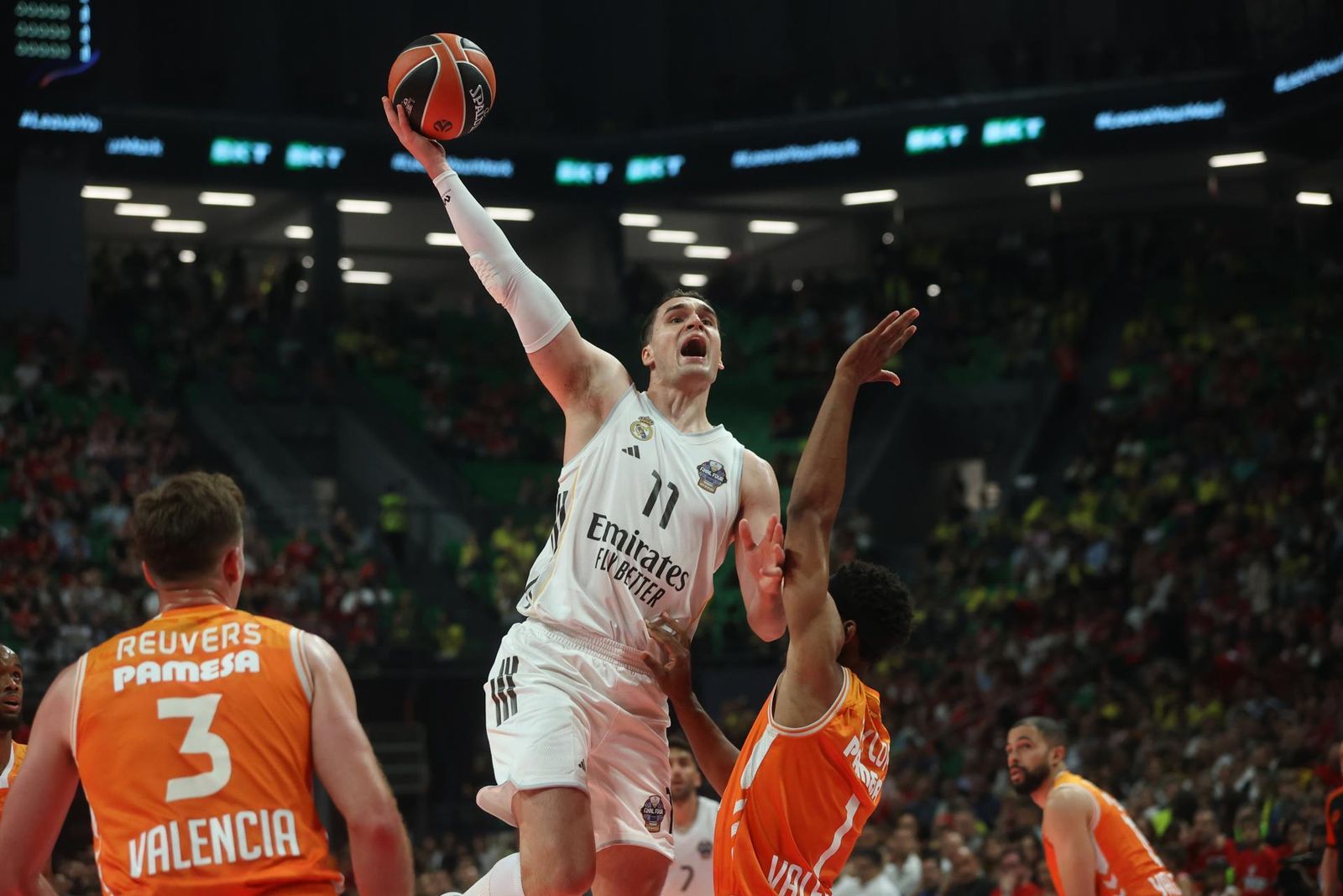 Hezonja ante el Valencia Basket