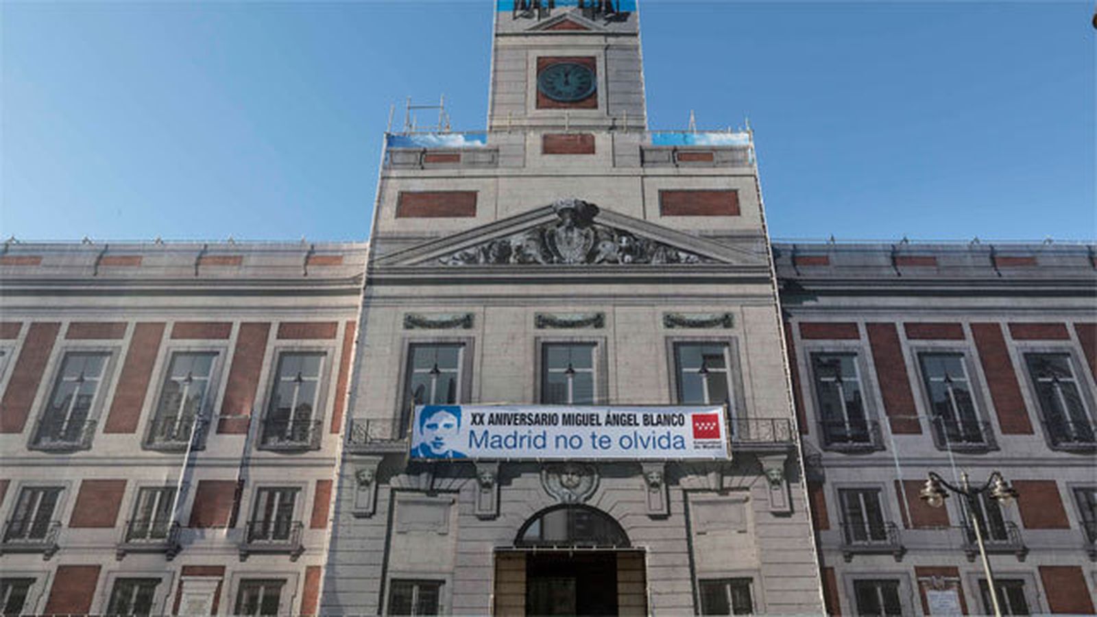 Pancarta en recuerdo de Mihuel angel Blanco en la Real Casa de Correos