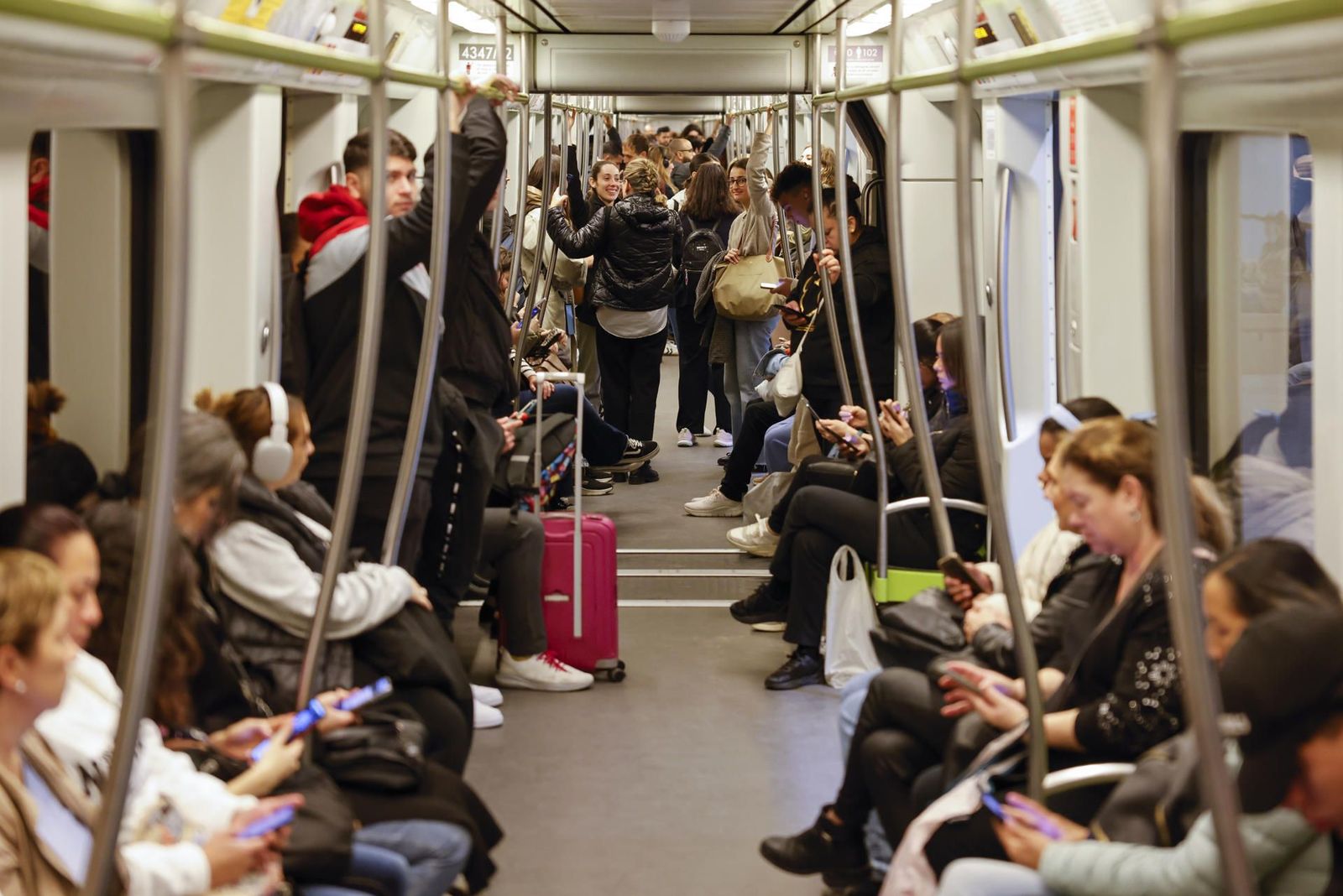 Valencia recupera su metro tras la dana