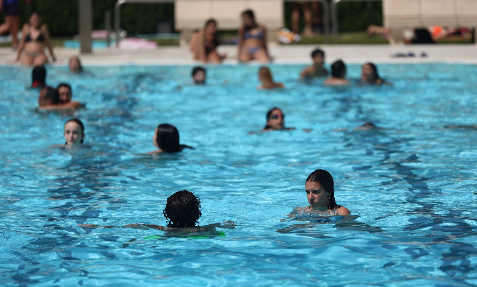 Varios bañistas se refrescan en la piscina municipal de Casa de Campo